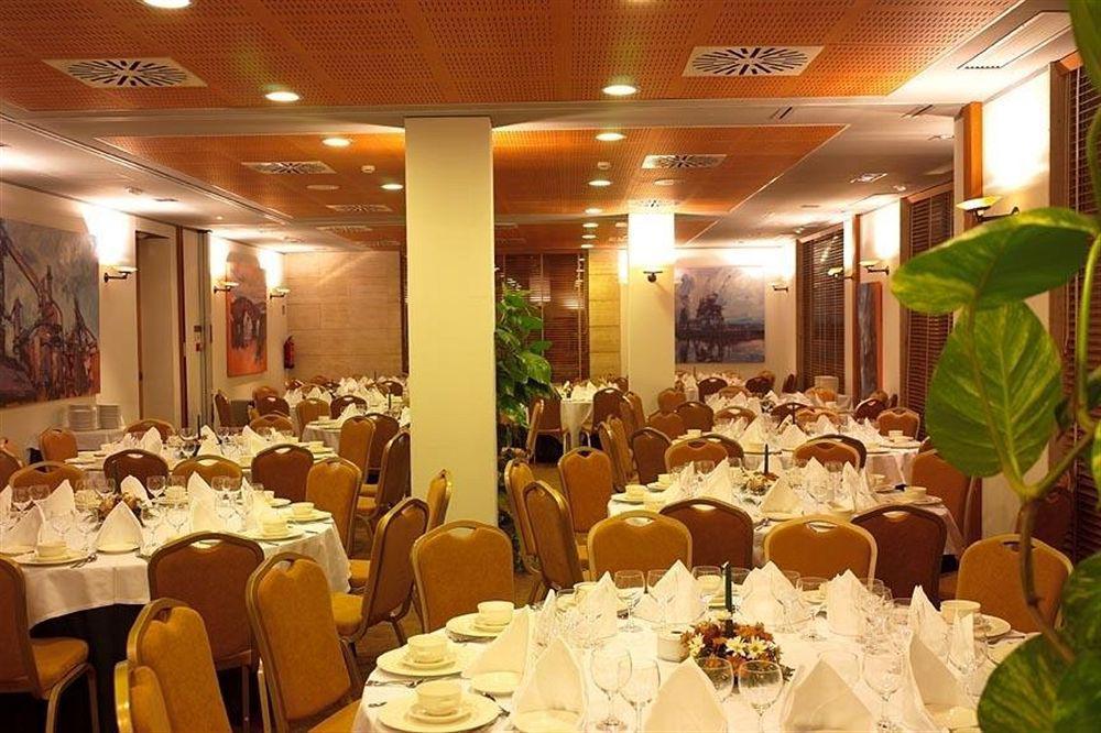 Oca Villa De Aviles Hotel Restoran gambar